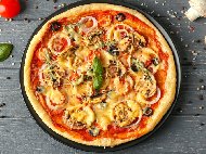 Рецепта Пица с домашно тесто, доматен сос, гъби, моцарела, пармезан, лук, чери домати и маслини